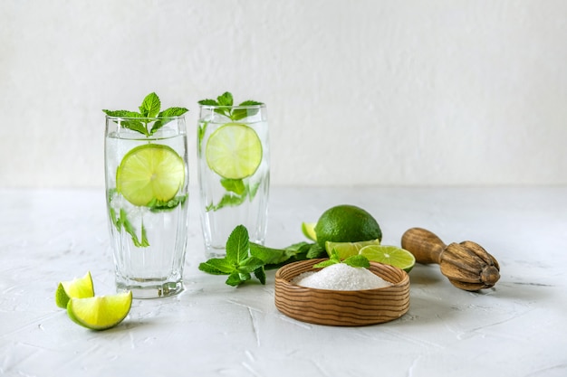 Dois copos de mojito com limão