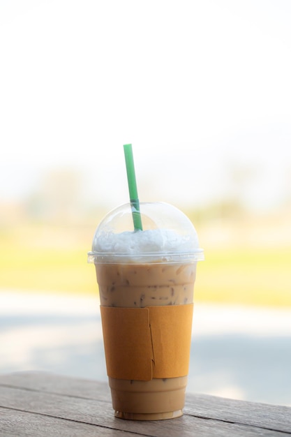 Dois copos de plástico para levar café preto gelado americano e café com leite gelado