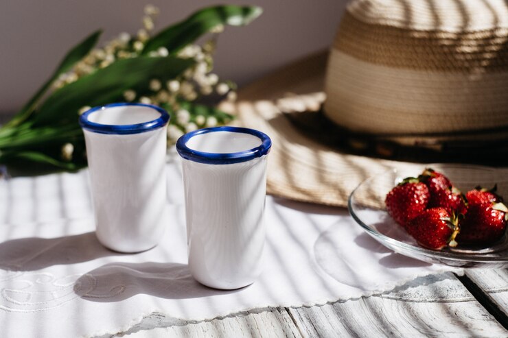 Dois copos de porcelana branca,
