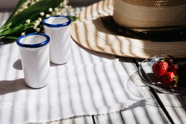 Dois copos de porcelana branca,
