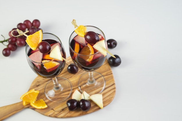 Dois copos de sangria com decoração de frutas. Bebida tradicional espanhola. Copie o espaço. Maior ângulo.