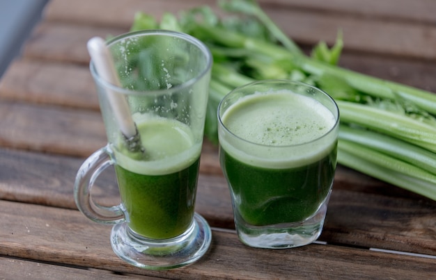 Dois copos de suco de aipo na mesa