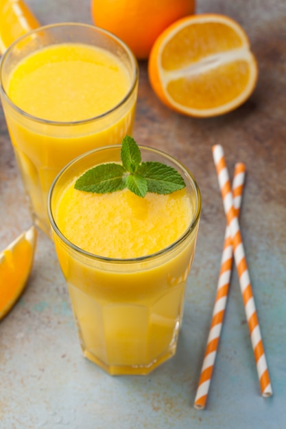 Dois copos de suco de laranja espremido na hora.