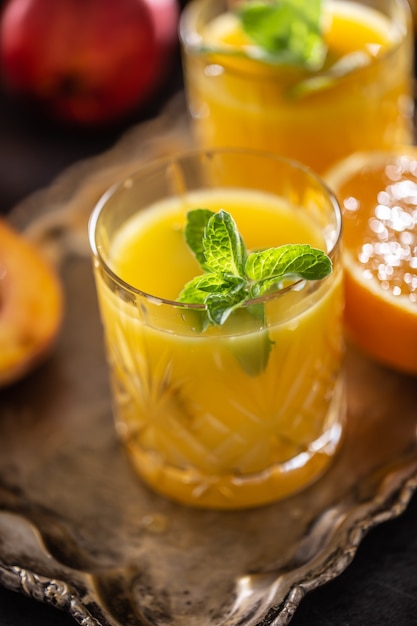 Dois copos de suco de laranja ou multivitamínico com ervas mit.