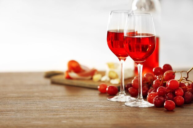 Dois copos de vinho com uva na mesa