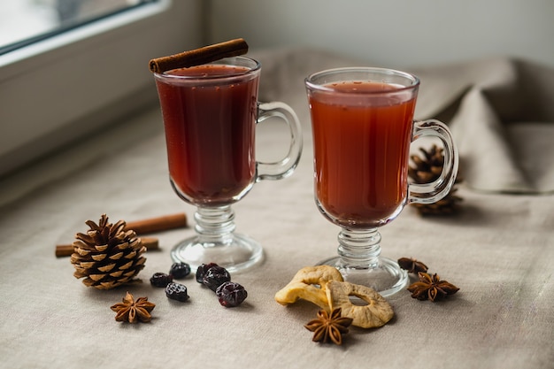 Dois copos de vinho quente no peitoril da janela