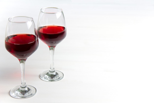 Dois copos de vinho tinto branco