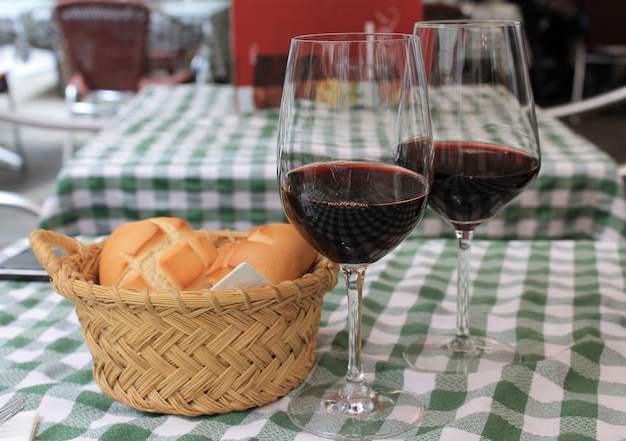 Dois copos de vinho, um aperitivo no restaurante