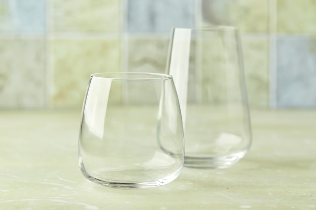Dois copos vazios para água ou coquetéis na mesa de luz copo para bebidas conceito de bebidas