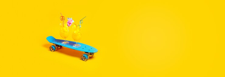Foto dois coquetéis com suco de laranja e cubos de gelo em um skate azul