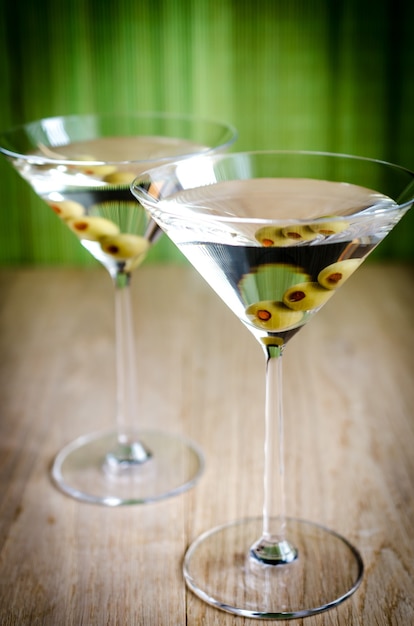 Dois coquetéis de martini com azeitonas de perto