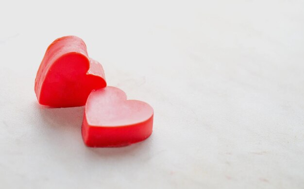 Dois corações de São Valentim em fundo branco copyspace