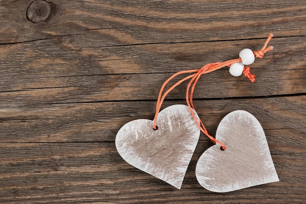 Dois corações decorativos em fundo de madeira