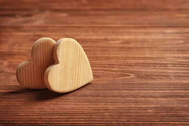 Dois corações em fundo de madeira