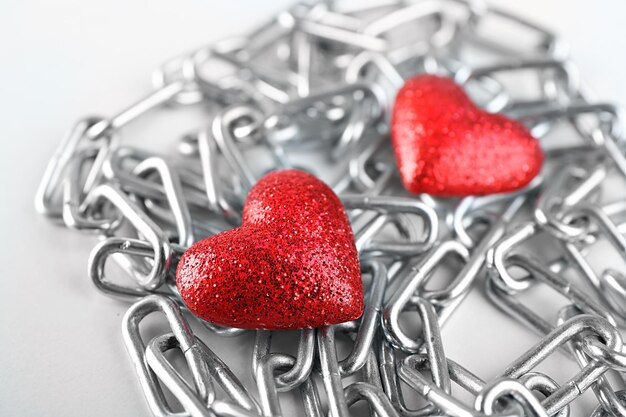 Dois corações vermelhos com corrente de metal, closeup
