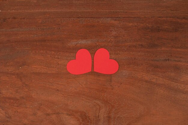 Dois corações vermelhos isolados para o dia dos namorados pandêmico
