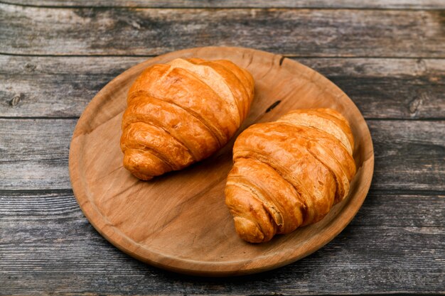 Dois croissants. croissant francês fresco. café da manhã com croissant. café da manhã francês. ótimo caseiro. torre fresca.