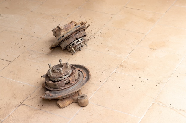 Dois cubos traseiros antigos no piso de cerâmica