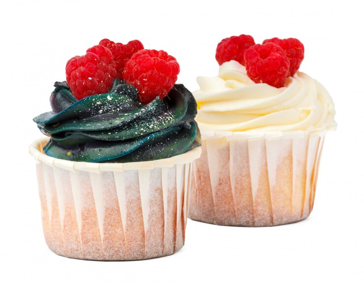 Foto dois cupcakes isolados no branco close-up