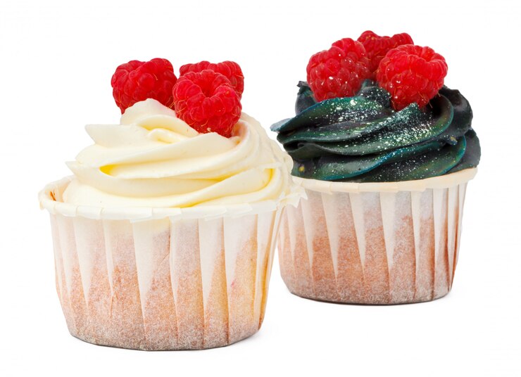 Foto dois cupcakes isolados no branco close-up