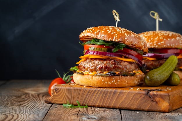 Dois deliciosos hambúrgueres de carne caseiros