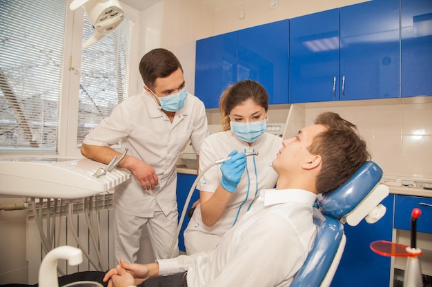 Dois dentistas discutindo um caso complicado de pacientes