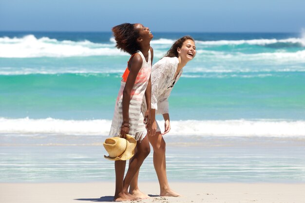 Dois, descalço, amigos, desfrutando, a, praia, estilo vida