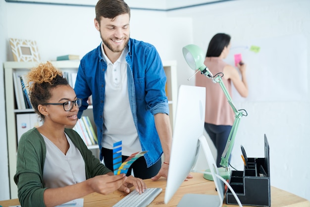 Foto dois designers criativos modernos no trabalho