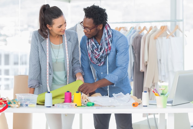 Dois designers de moda que trabalham juntos no escritório