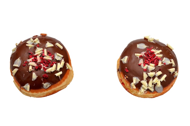 Dois donuts exuberantes em esmalte de chocolate com granulado vermelho isolado em um fundo branco