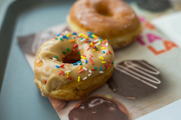 Foto dois donuts numa mesa.