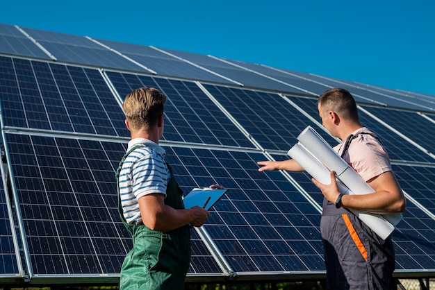 Dois empreiteiros profissionais discutem o resultado final da instalação do painel solar
