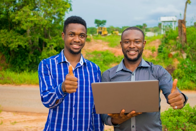 Dois empresários africanos ficaram surpresos com o que viram em seu laptop