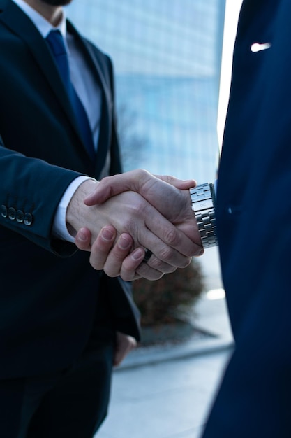 Dois empresários apertando as mãos