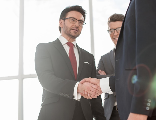 Dois empresários apertando as mãos