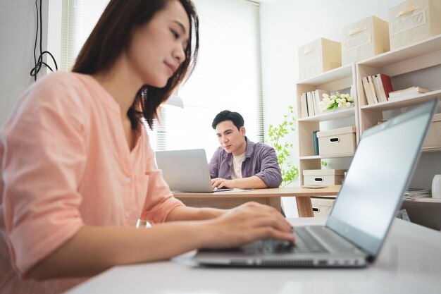 Dois empresários asiáticos no escritório.