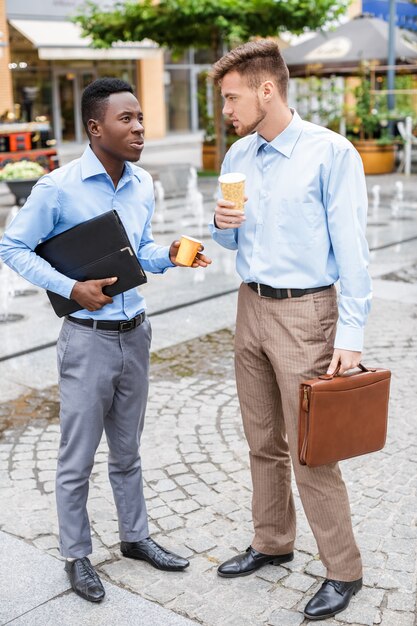 Foto dois empresários bebendo café