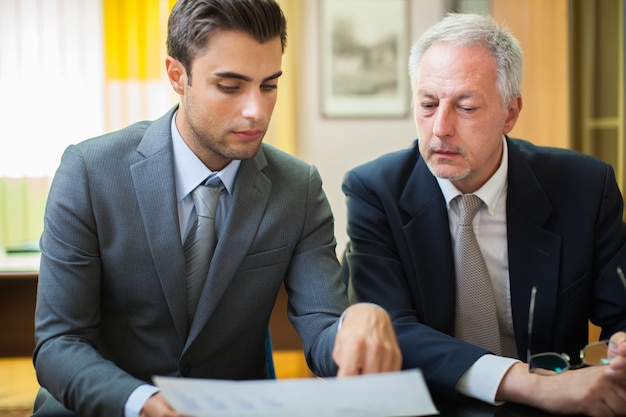 Dois empresários discutindo gráficos financeiros