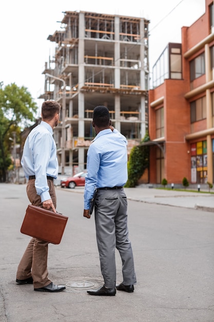 Foto dois empresários discutindo um projeto de construção