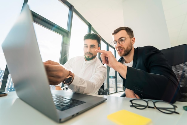 Dois empresários estão trabalhando no computador