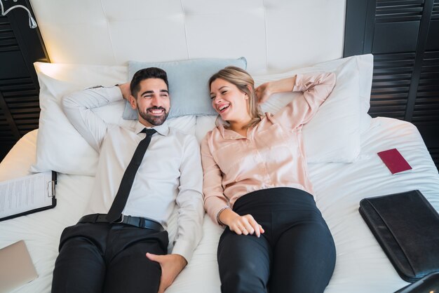 Dois empresários fazendo uma pausa no trabalho.