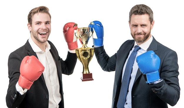 Foto dois empresários felizes em luvas de boxe seguram a taça de campeão dourado após o sucesso comercial da luta comercial