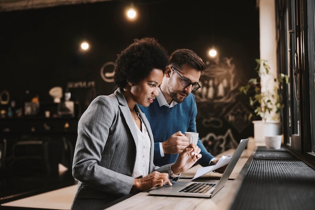 Foto dois empresários multirraciais estão trabalhando em um projeto do café