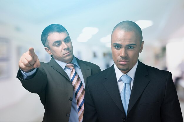 Foto dois empresários no escritório despedindo gerente raiva homens furiosos tristeza