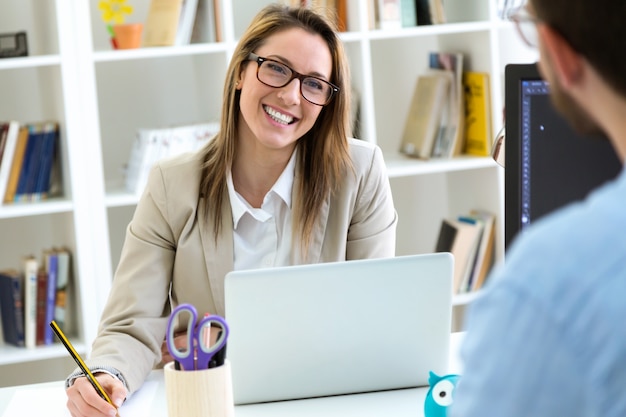 Dois empresários que trabalham no escritório moderno.