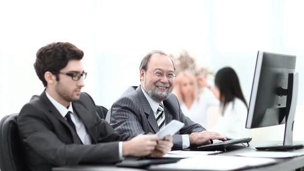 dois empresários trabalhando no escritório. foto com espaço de cópia