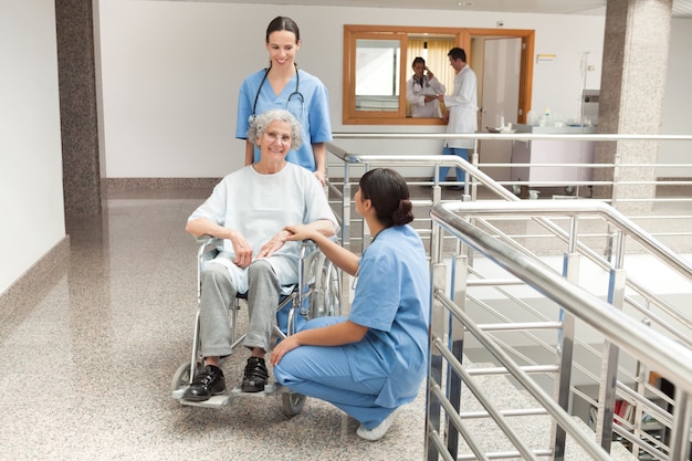 Dois, enfermeiras, ocupando, antigas, mulheres, sentando, em, cadeira rodas