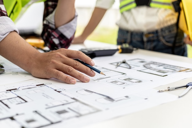 Dois engenheiros-arquitetos fazem consultoria para modificar as plantas da casa contratada, eles têm uma reunião para inspecionar os projetos da casa antes de se reunir com o cliente. Idéias de design para casa.