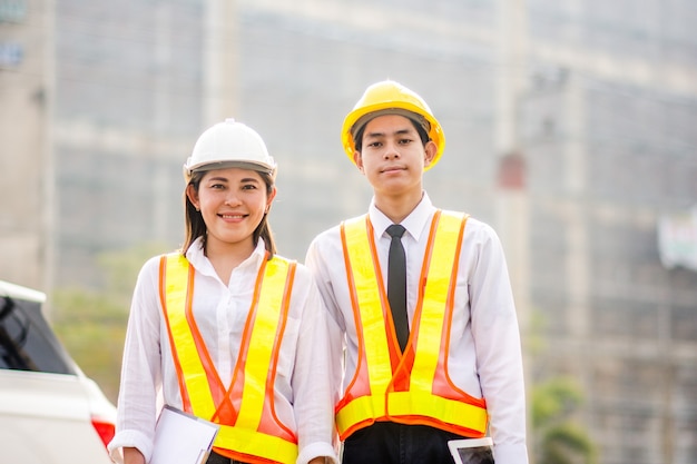 Dois engenheiros com tablet no canteiro de obras