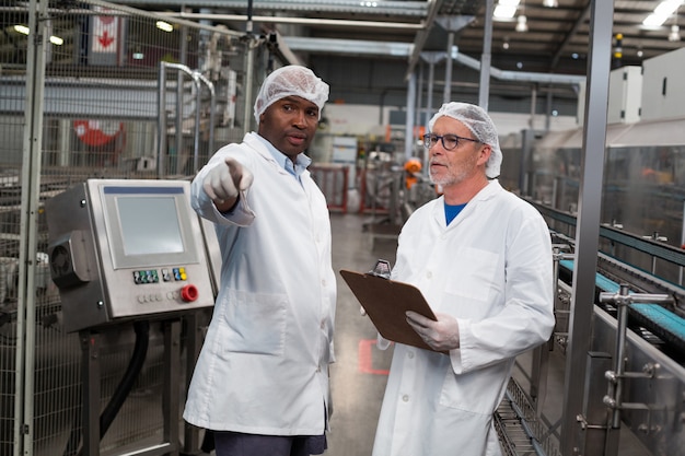 Foto dois engenheiros de fábrica discutindo entre si